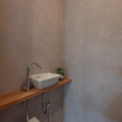 【１Fトイレ手洗い】造作カウンターと洗面ボウルを組み合わせたすっきりとした手洗いスペース。