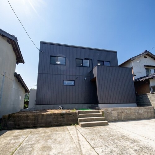 【外観】ダークカラーの外壁と箱型フォルムでシンプルながらも存在感のある外観になりました。