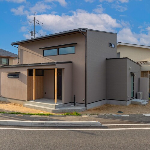 【外観】外壁は施主様オリジナルカラーの吹き付け塗装。スタイリッシュな外観になりました！  