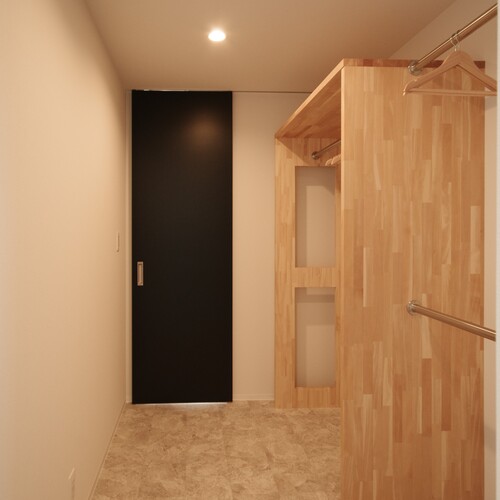 【ウォークスルークローゼント】細長い建物で廊下と兼用なクローゼット。外出時や帰宅時に部屋に行くことなく、コートやバッグなどを取る・片付けることができ、ラクで時短にもなります。