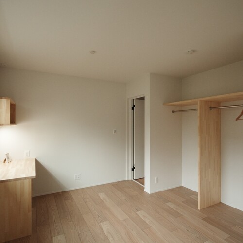 【子供部屋】子供部屋は成長に合わせて仕切り、２部屋にする事が出来る仕様になっています。